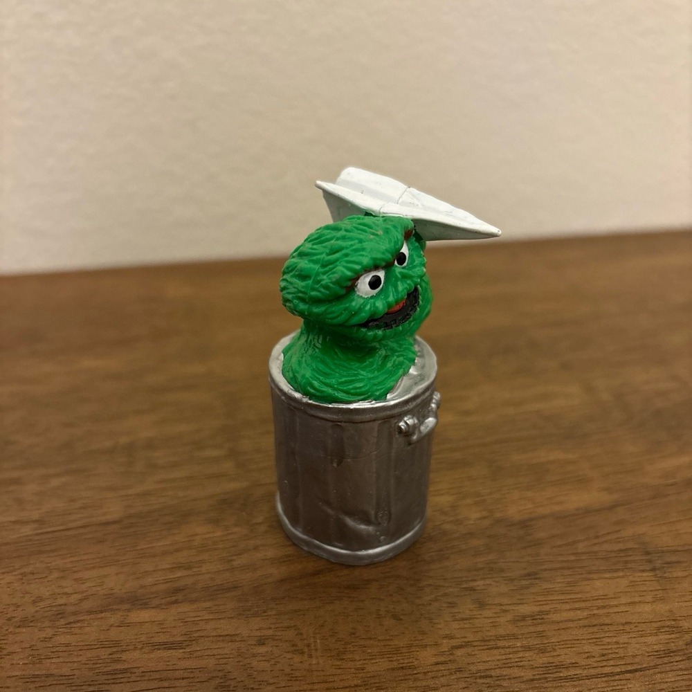 Vtg 80's Oscar THE GROUCH Paper Airplane 2.5" Applause Sesame Street figure - Picture 2 of 3